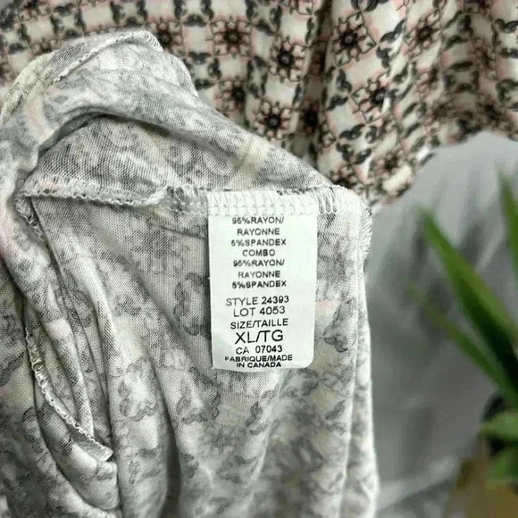 M&E - Short Sleeve  Top - XL - Picture 5 of 5